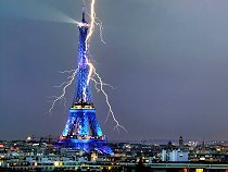 Błyskawica przeszyła Wieżę Eiffela Błyskawica przeszyła Wieżę Eiffela